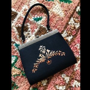 Vintage purse w/ embroidery detail